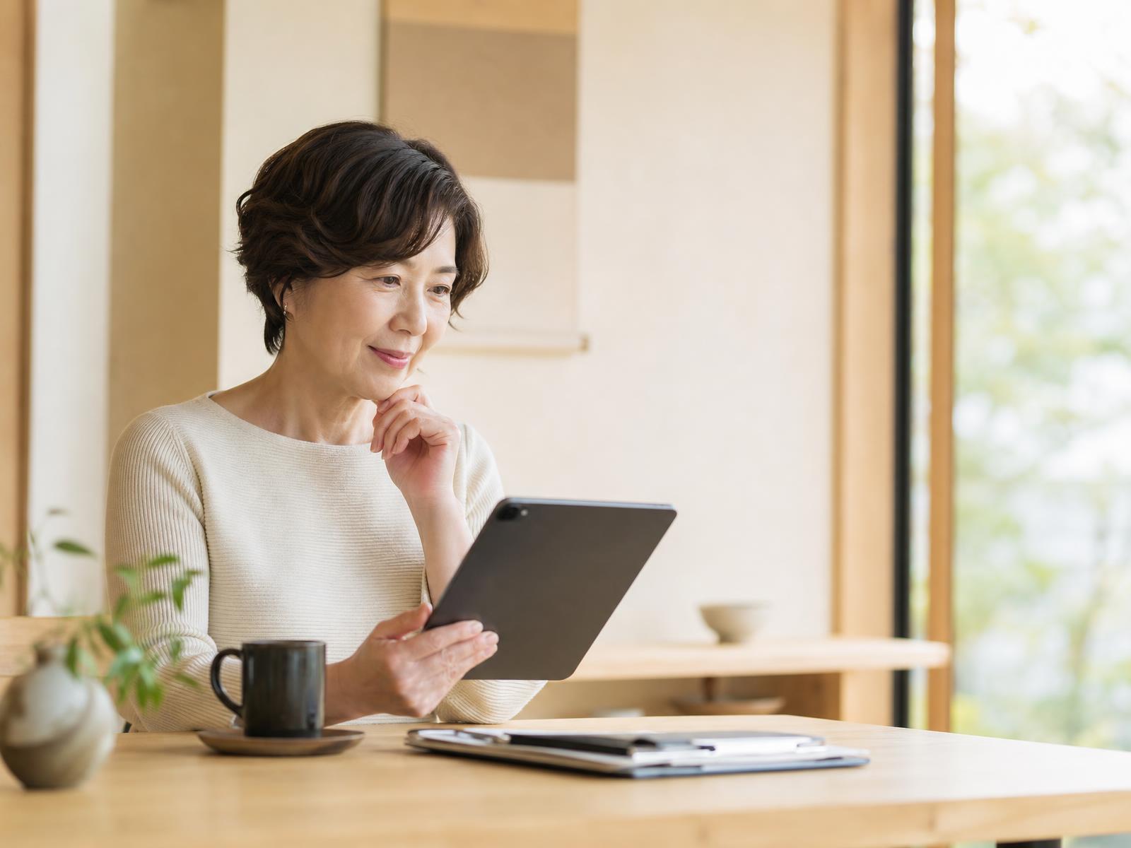 ご案内内容をタブレットで確認する日本人女性